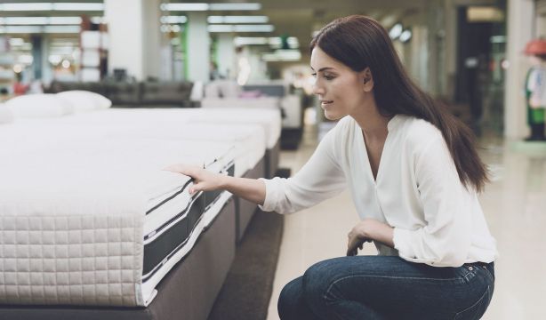 La OCU alerta de que muchos colchones no tienen la firmeza que prometen. Foto: Bigstock.