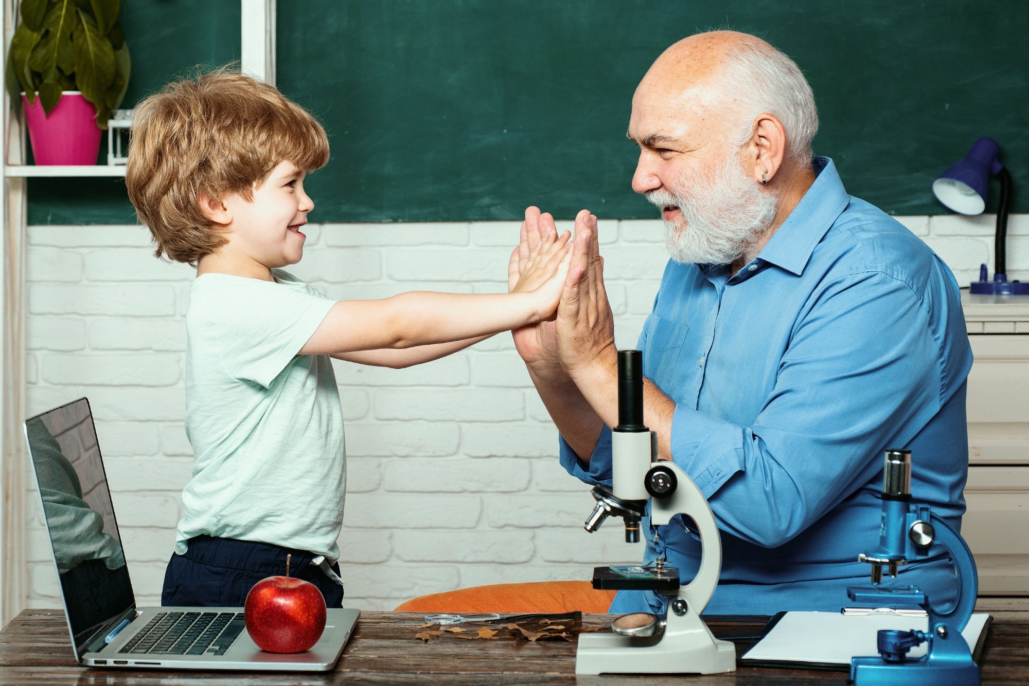 Vuelve el concurso ‘Háblame de tu abuelo/a, háblame de tu nieto/a’ de CEOMA: ¿cómo participar? (Bigstock)