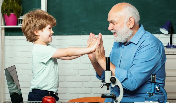 Vuelve el concurso ‘Háblame de tu abuelo/a, háblame de tu nieto/a’ de CEOMA: ¿cómo participar? (Bigstock)
