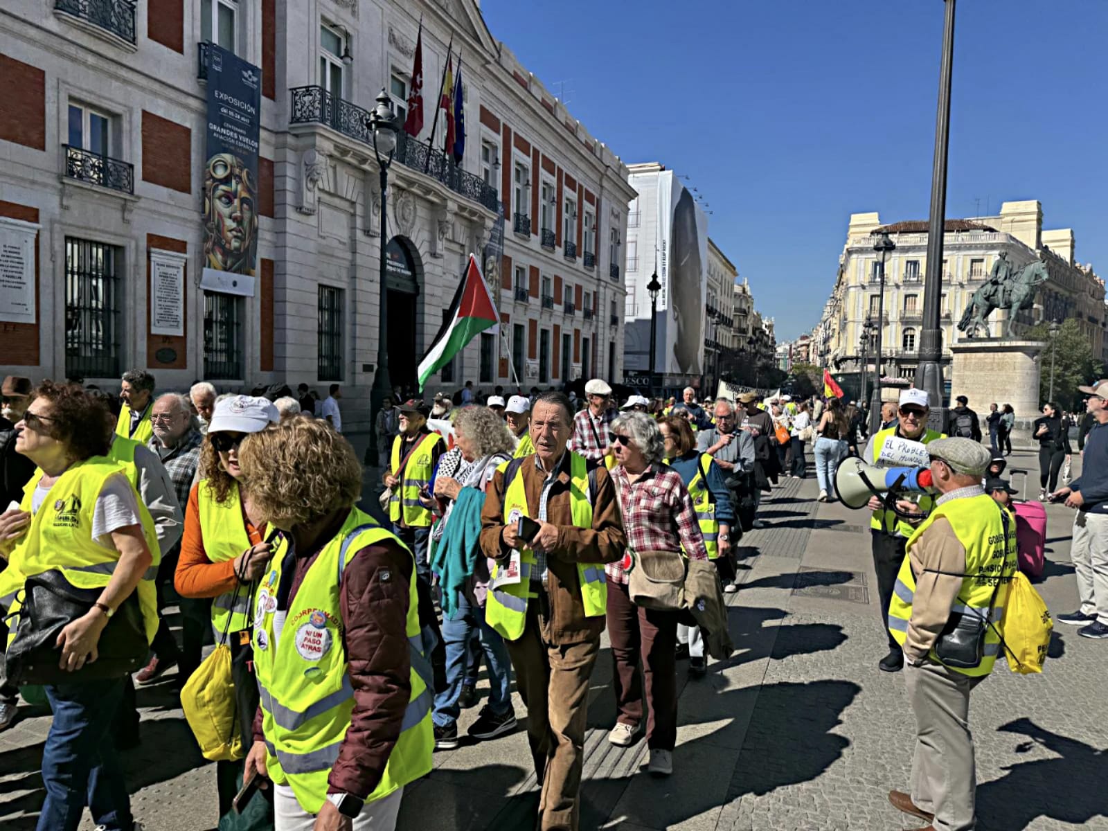 Los pensionistas entregan 35.000 firmas en el Congreso por la auditoría de la Seguridad Social