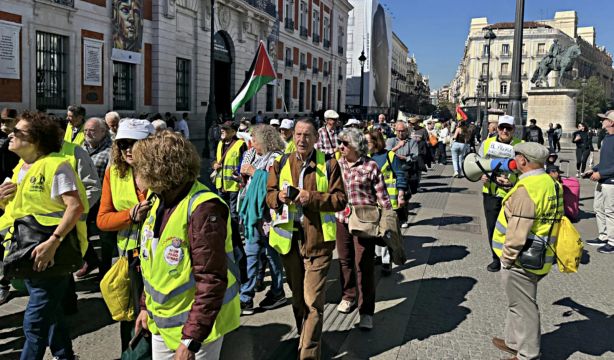 Los pensionistas entregan 35.000 firmas en el Congreso por la auditoría de la Seguridad Social