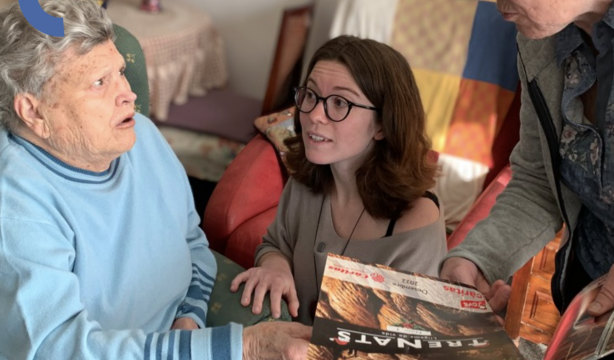 Una revista contra la soledad no deseada gana el Premio de innovación de Cáritas