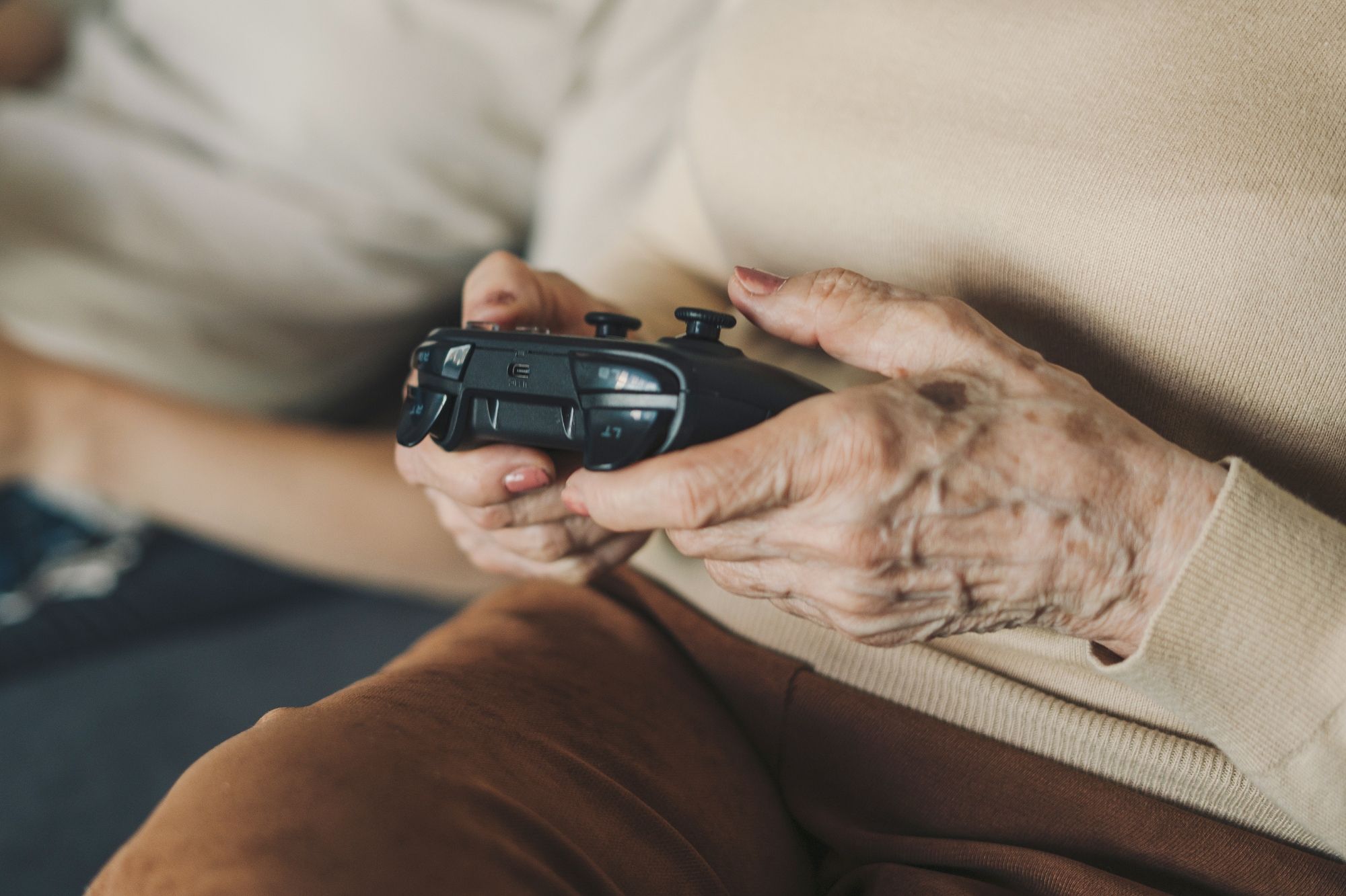 Videojuegos contra el deterioro cognitivo en mayores: un estudio evaluará su impacto terapéutico (Bigstock)