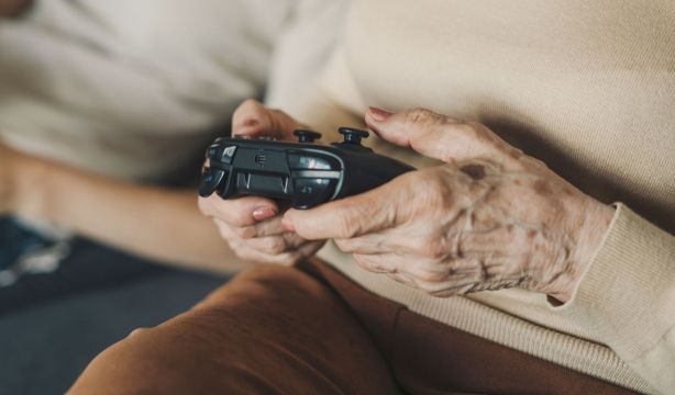 Videojuegos contra el deterioro cognitivo en mayores: un estudio evaluará su impacto terapéutico (Bigstock)