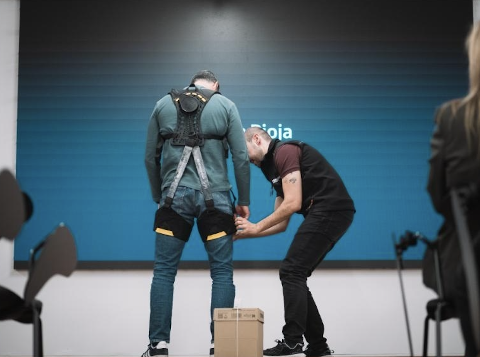 Exoesqueletos que cuidan la espalda de trabajadores de residencias al mover a mayores