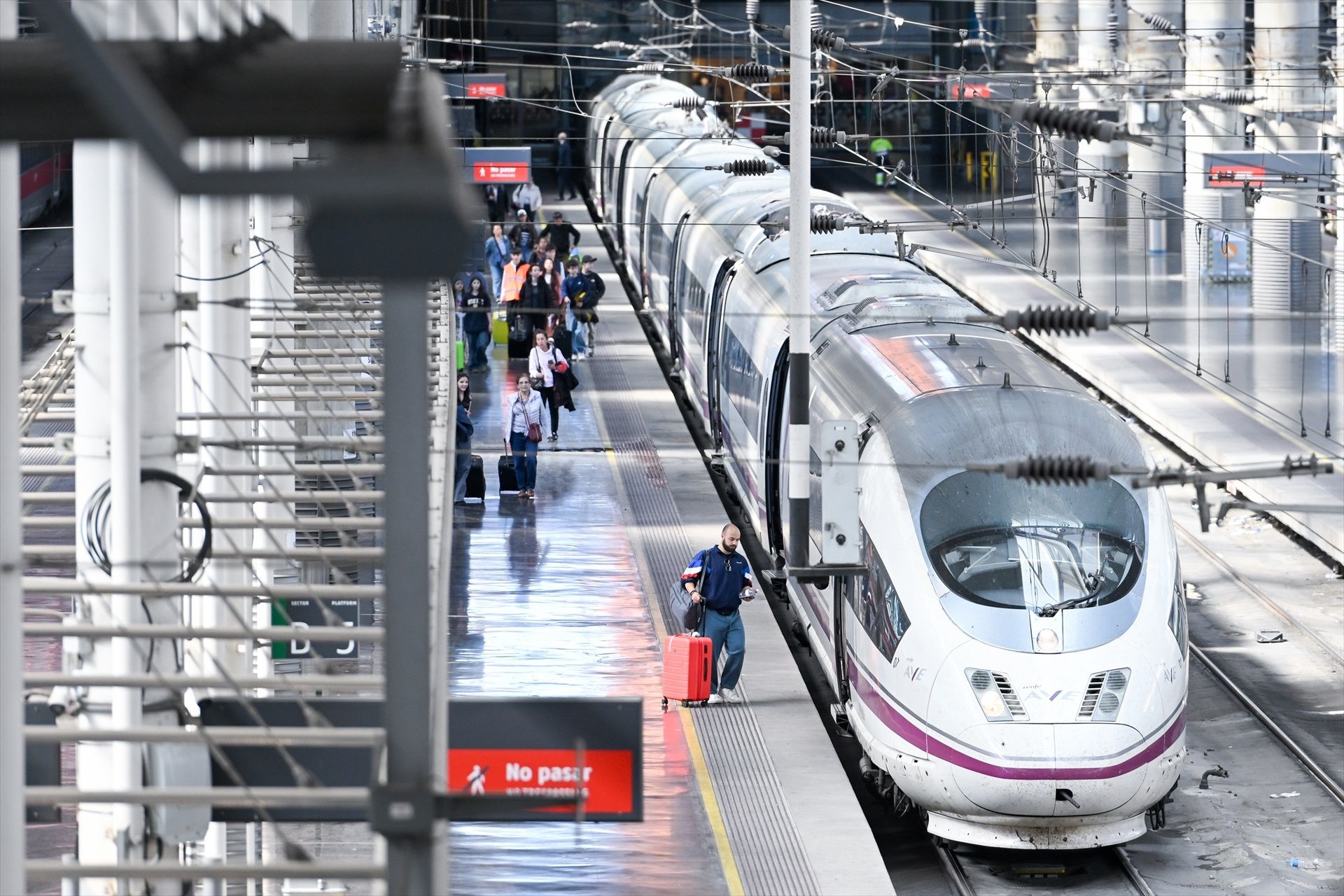 Retrasos en los AVE entre Madrid y Andalucía por una incidencia en una maquinaria de vía