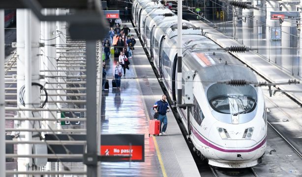 Retrasos en los AVE entre Madrid y Andalucía por una incidencia en una maquinaria de vía