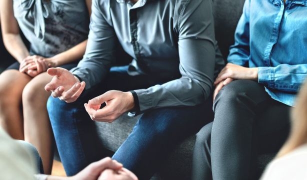 Las conversaciones más aburridas pueden ser más beneficiosas de lo que parecen. Foto: Bigstock.