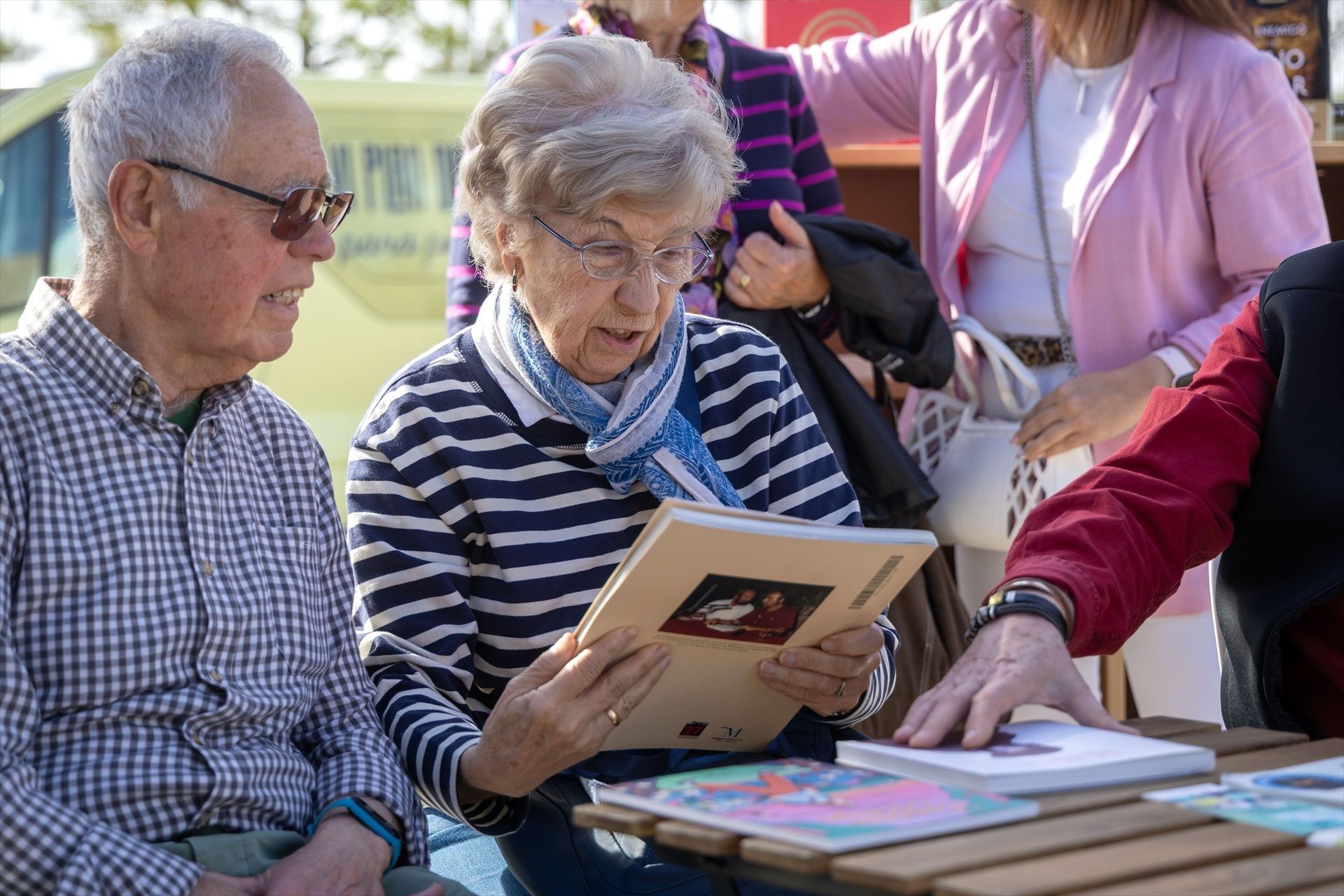 La Diputación de Málaga acerca más de 4.000 libros a personas mayores