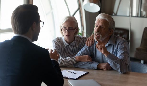 Los mayores exigen a la banca que se someta a una auditoría: “Hay que saber quién cumple y quién no”. Foto. bigstock 
