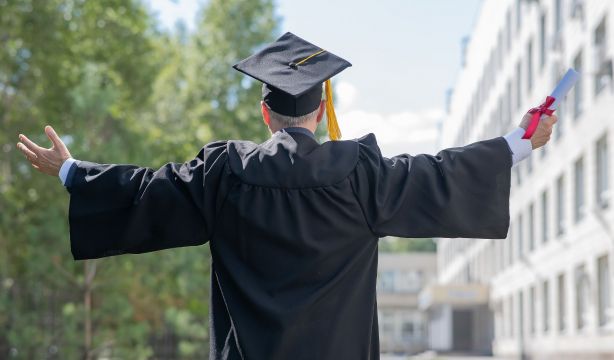 La universidad para mayores, en auge: más de 56.000 alumnos y más demanda de la que puede admitir (Bigstock)
