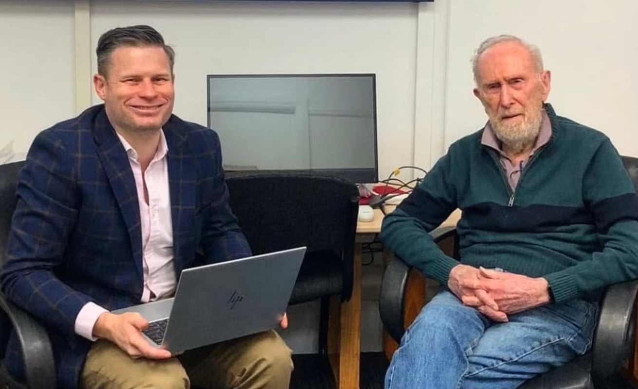 A sus 102 años, enseña a usar el móvil e inteligencia artificial a otros mayores. Fuente: instagram @@mattcrossmp.