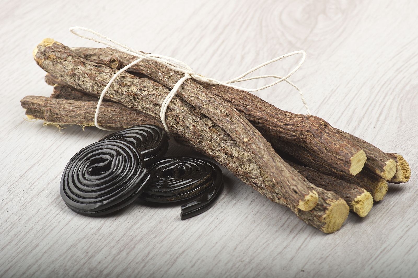 Un compuesto del regaliz muestra potencial para tratar la enfermedad inflamatoria intestinal. Foto: Bigstock.