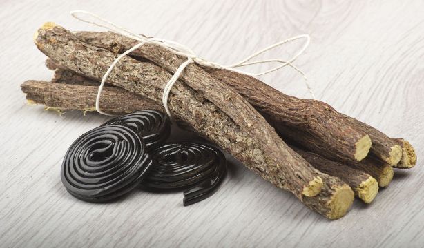 Un compuesto del regaliz muestra potencial para tratar la enfermedad inflamatoria intestinal. Foto: Bigstock.