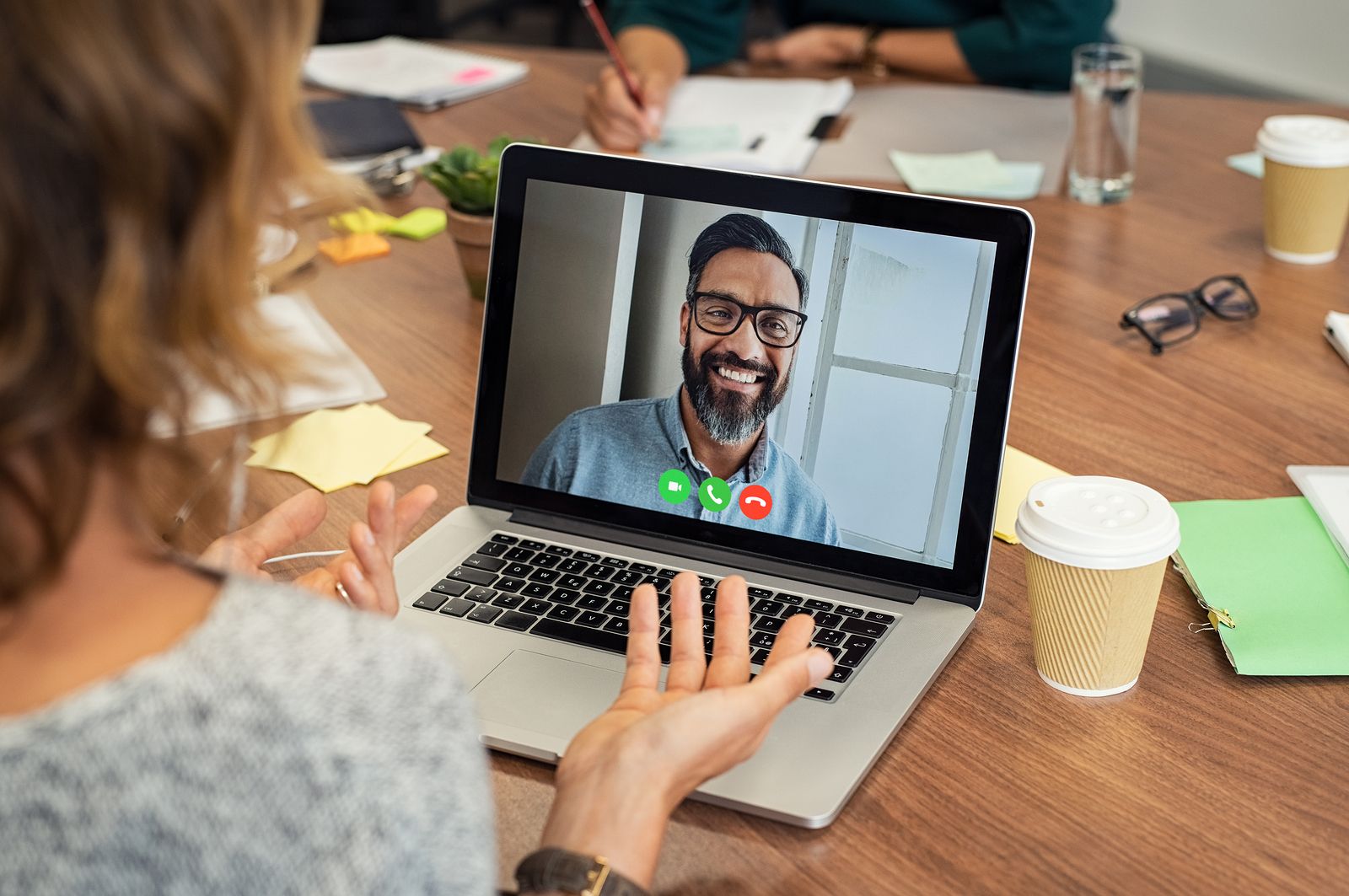 Aplicaciones para ver y hablar a la vez (Bigstock)