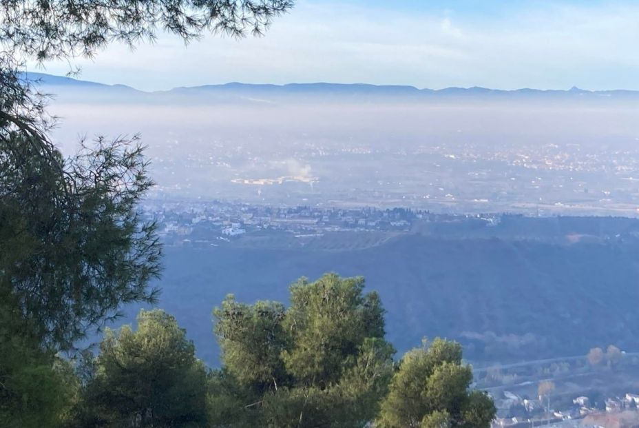 Vista de Granada que deja en evidencia la contaminación del aire en la ciudad. Fuente: Europa Press.
