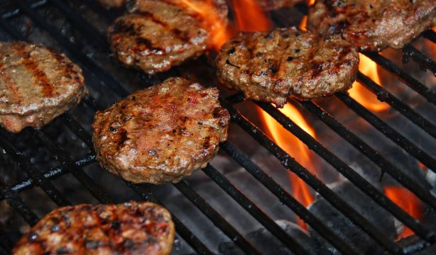 Alertan del peligro de comer hamburguesas poco hechas: “No es lo mismo que un entrecot”. Foto: Bigstock.
