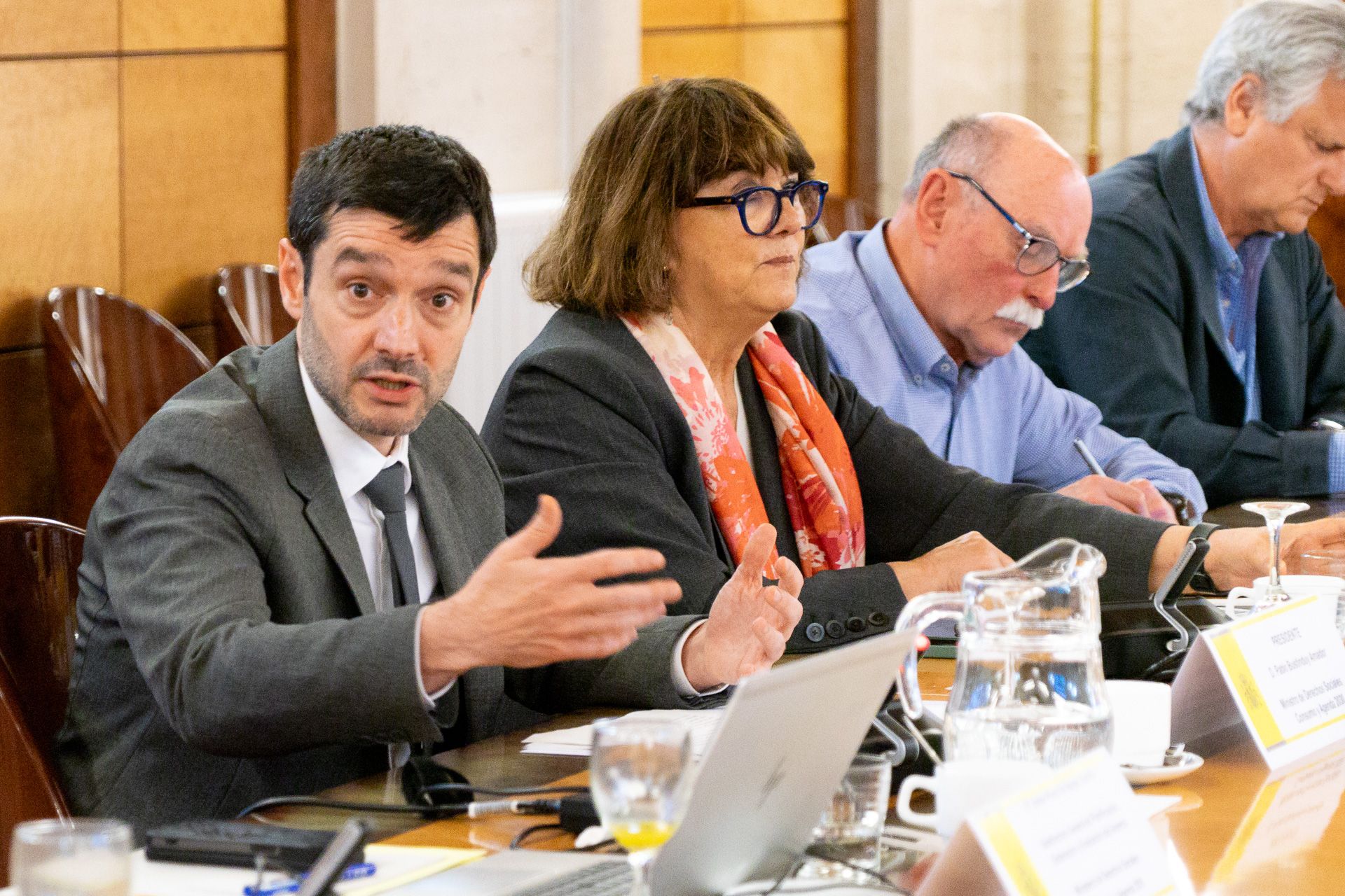 Bustinduy denuncia que se use a los mayores como "chivo expiatorio" de los problemas de los jóvenes