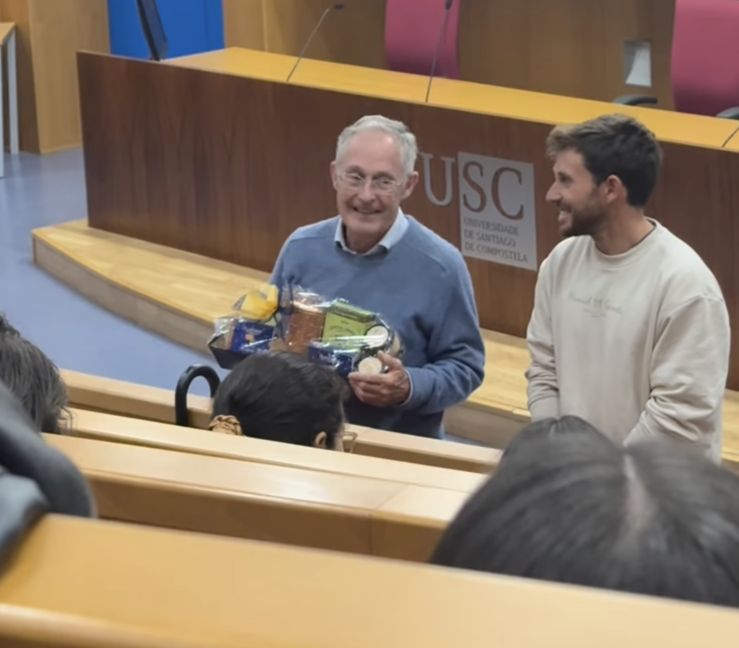 VÍDEO: Un hijo sorprende a su padre en su despedida como profesor de Medicina