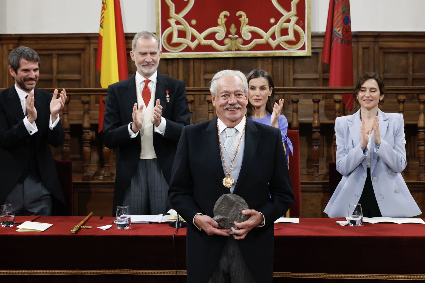 Celorio recibe el Premio Cervantes 2025: "Llegué, papá, justamente hoy, 64 años después. Gracias"