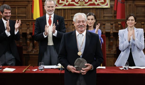 Celorio recibe el Premio Cervantes 2025: "Llegué, papá, justamente hoy, 64 años después. Gracias"