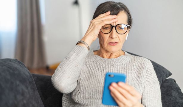 Si tu banco envía el aviso a través de la banca online, también debe mandarte un SMS o email. Fuente: BigStock.