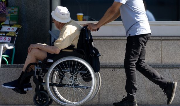 La Comisión Europea alerta: "En 2035 necesitaremos más de 4 millones de trabajadores de cuidados"