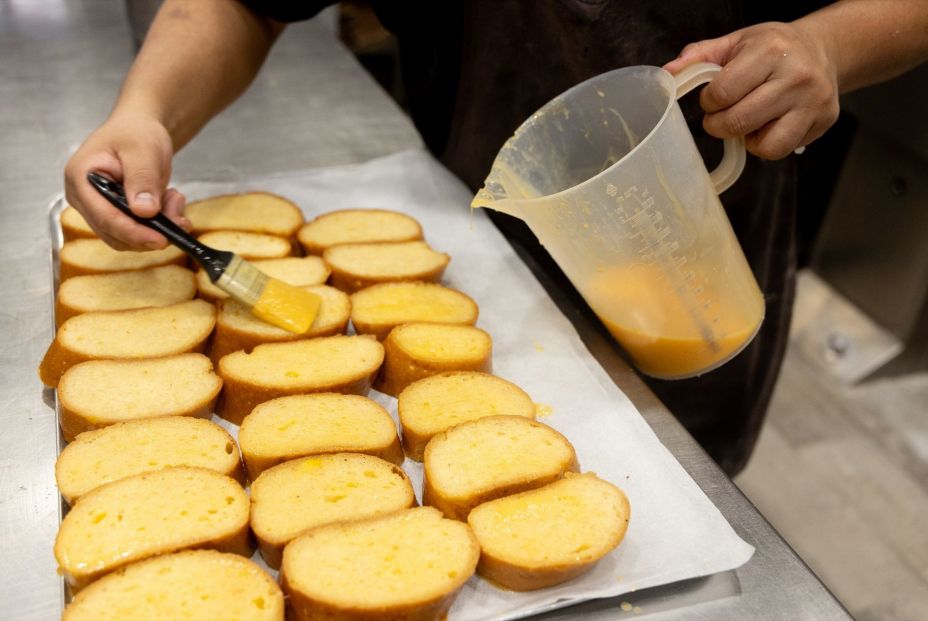 Pastelero elabora torrijas sin gluten en la pastelería La Celiacoteca en Madrid. Fuente: Europa Press.