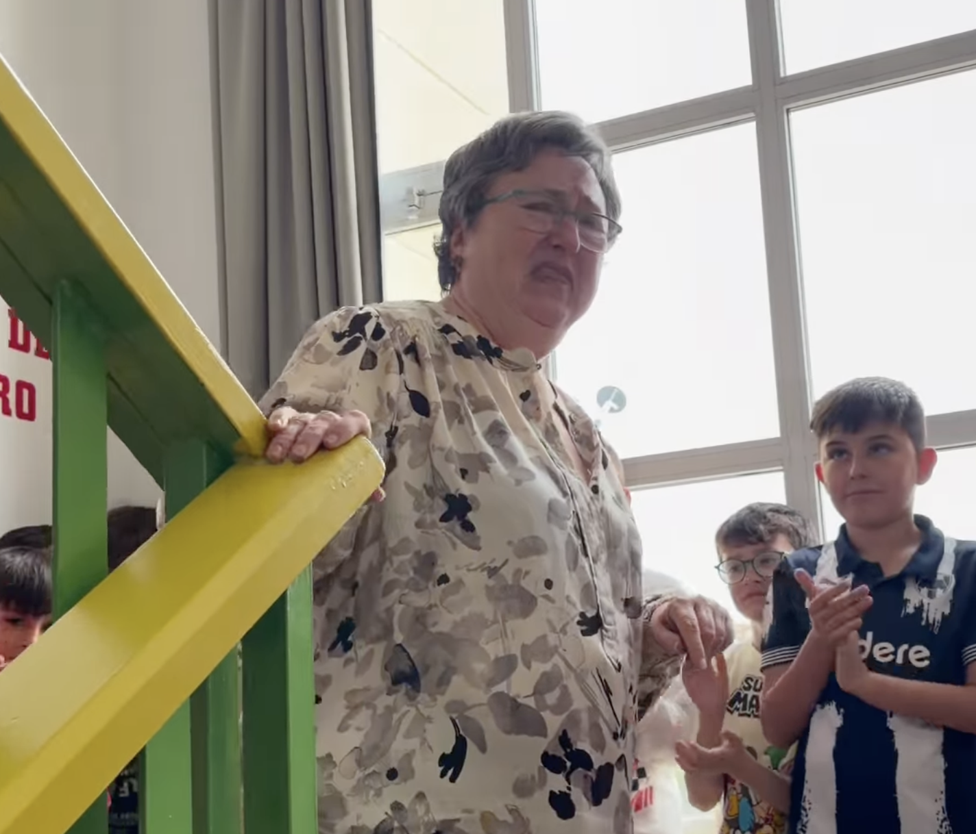 VÍDEO: Emotivo homenaje a una profesora en su último día de clases antes de jubilarse