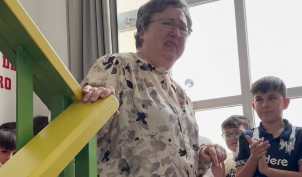 VÍDEO: Emotivo homenaje a una profesora en su último día de clases antes de jubilarse