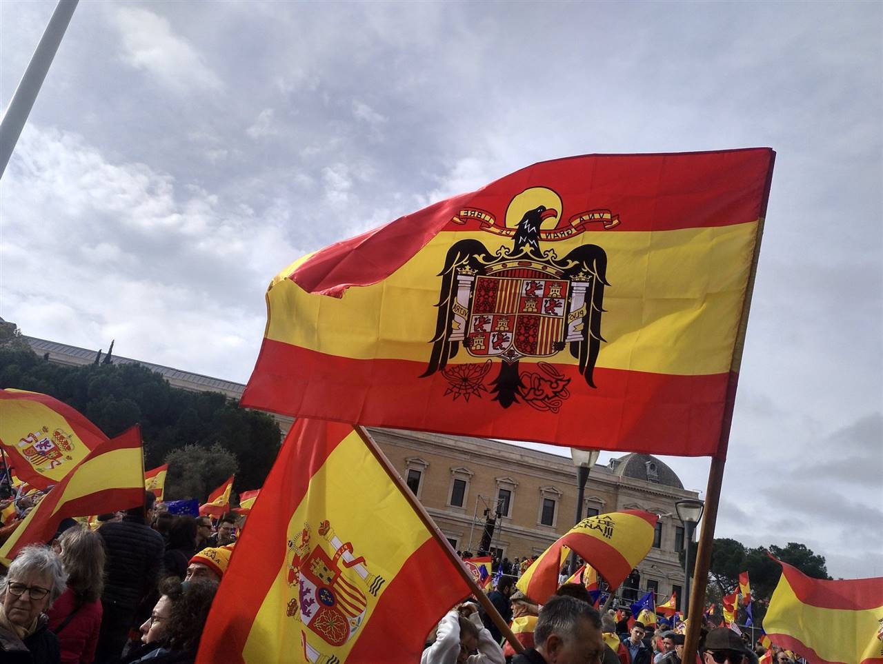 Bandera anticonstitucional. Lo que hay que ver, leer y escuchar