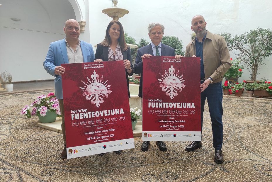 Silvia Mellado y Salvador Fuentes (centro), entre Gabriel Duque y Eduardo Lucena, con los carteles de la representación de 'Fuenteovejuna'. Fuente: Europa Press.