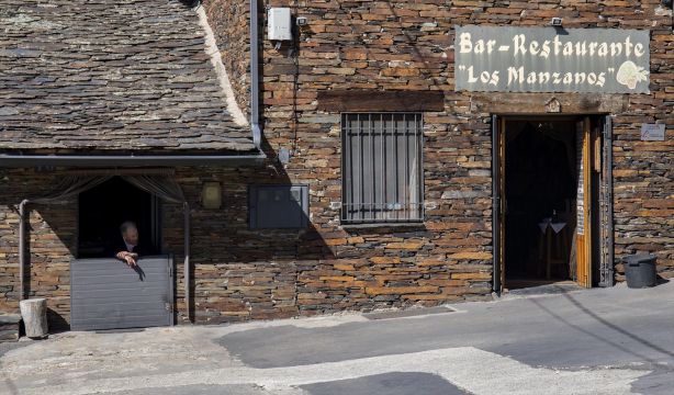 Bares, farmacias y Guardia Civil sostienen la vida en la España rural