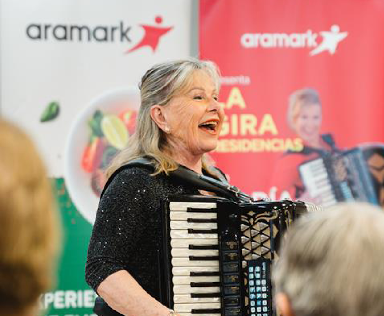 María Jesús y su acordeón sacan a bailar a los mayores de residencias