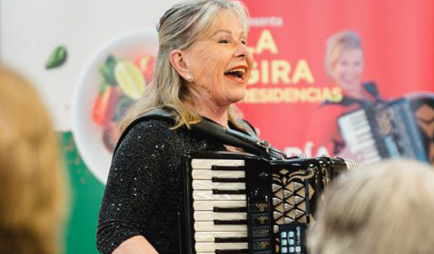 María Jesús y su acordeón sacan a bailar a los mayores de residencias