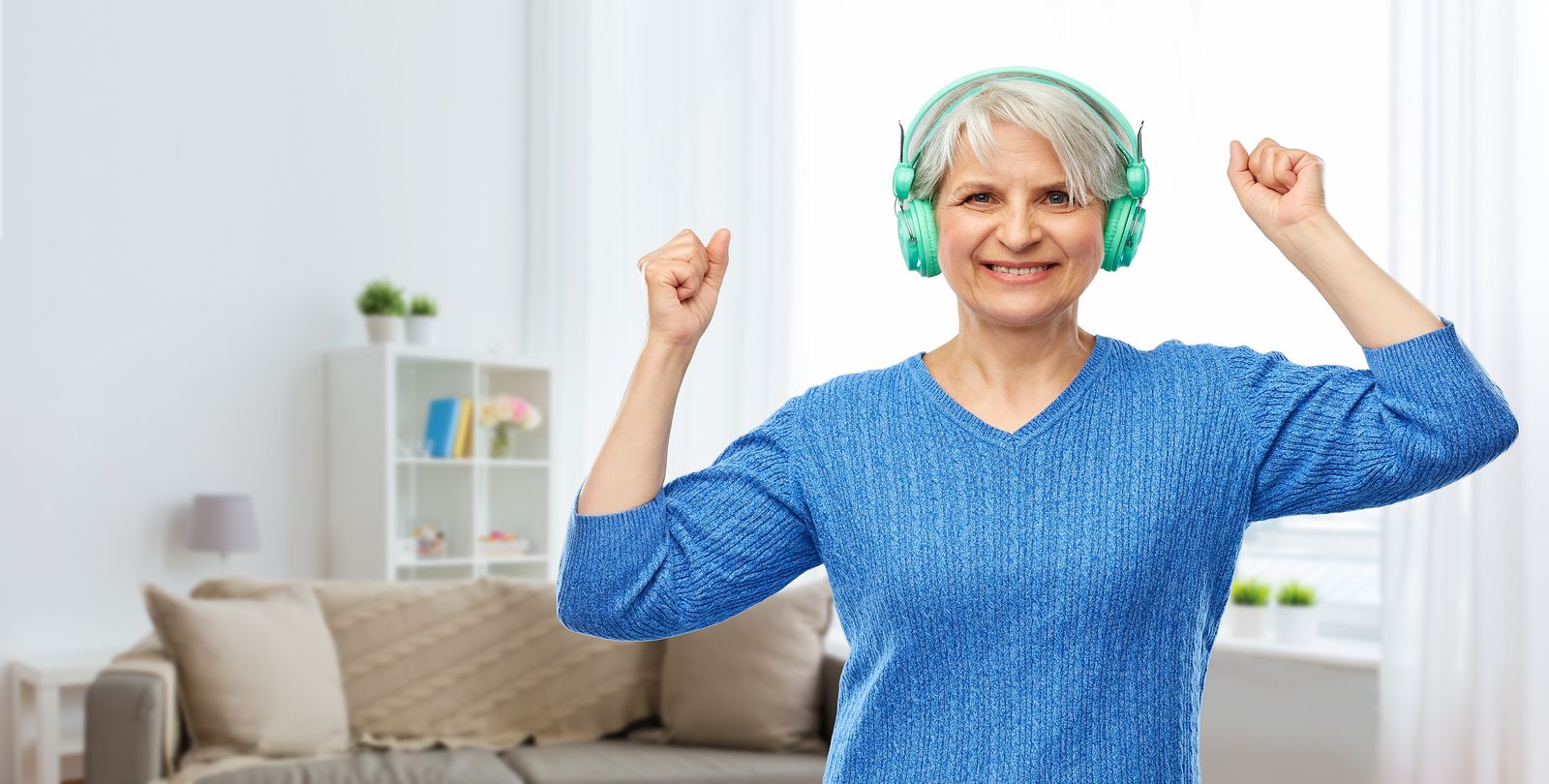 Cómo deben usar los auriculares los mayores para evitar que estos les dañen los oídos