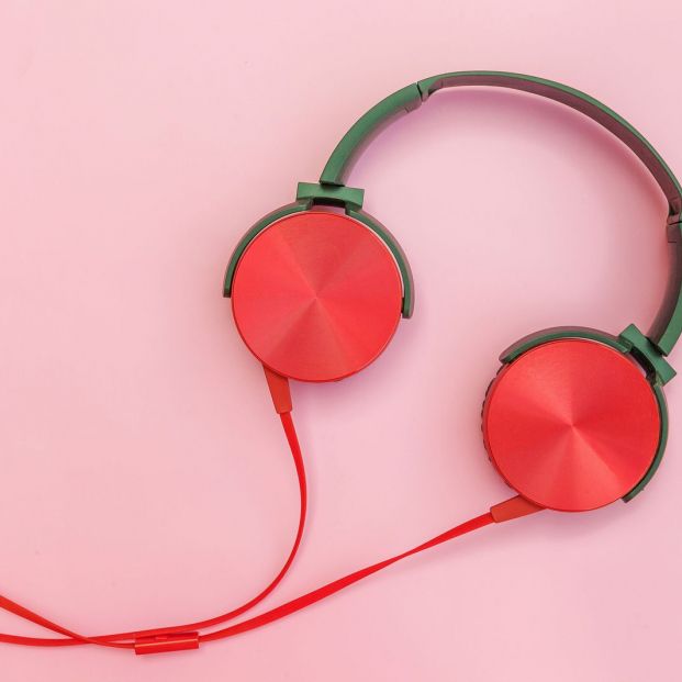 Cómo deben usar auriculares los mayores para evitar que estos les dañen los oídos