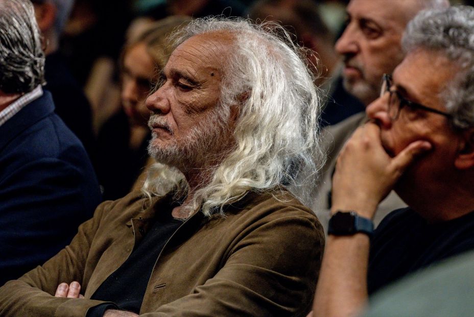 El hermano de Antonio Vega, Carlos Vega, durante la inauguración de la exposición 'Las mejores letras en español'. Fuente: BigStock.
