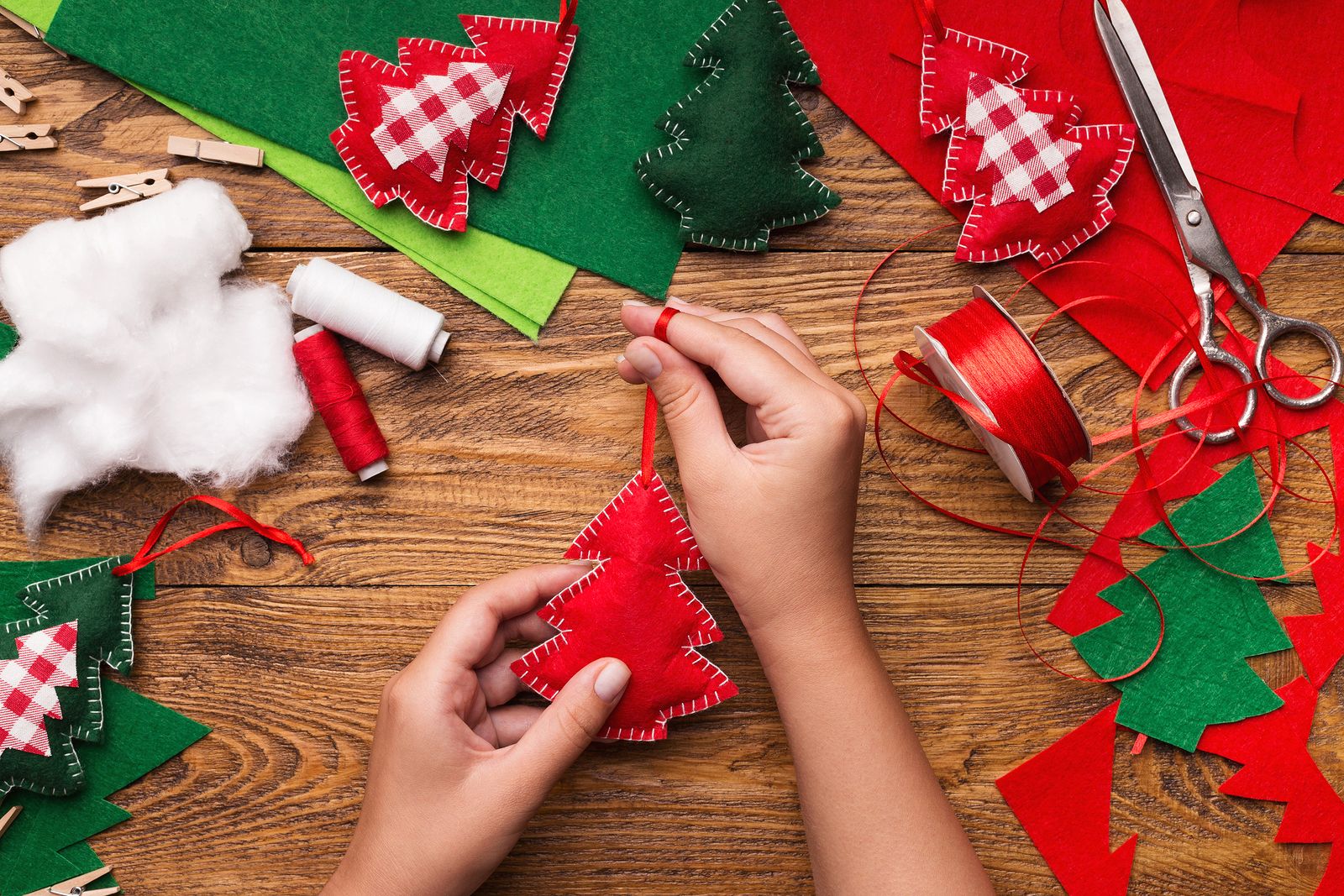 Todos los trucos para preparar adornos navideños con fieltro