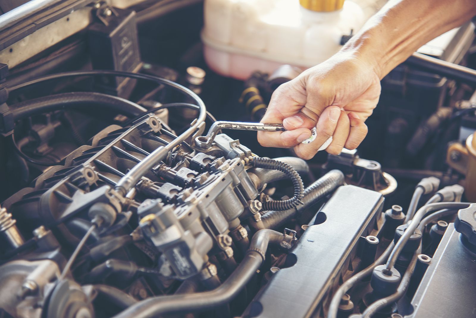 Alertan de diferencias de hasta 330 euros en la revisión anual del coche según marca y taller Foto: Bigstock.