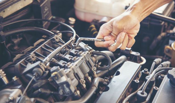 Alertan de diferencias de hasta 330 euros en la revisión anual del coche según marca y taller Foto: Bigstock.