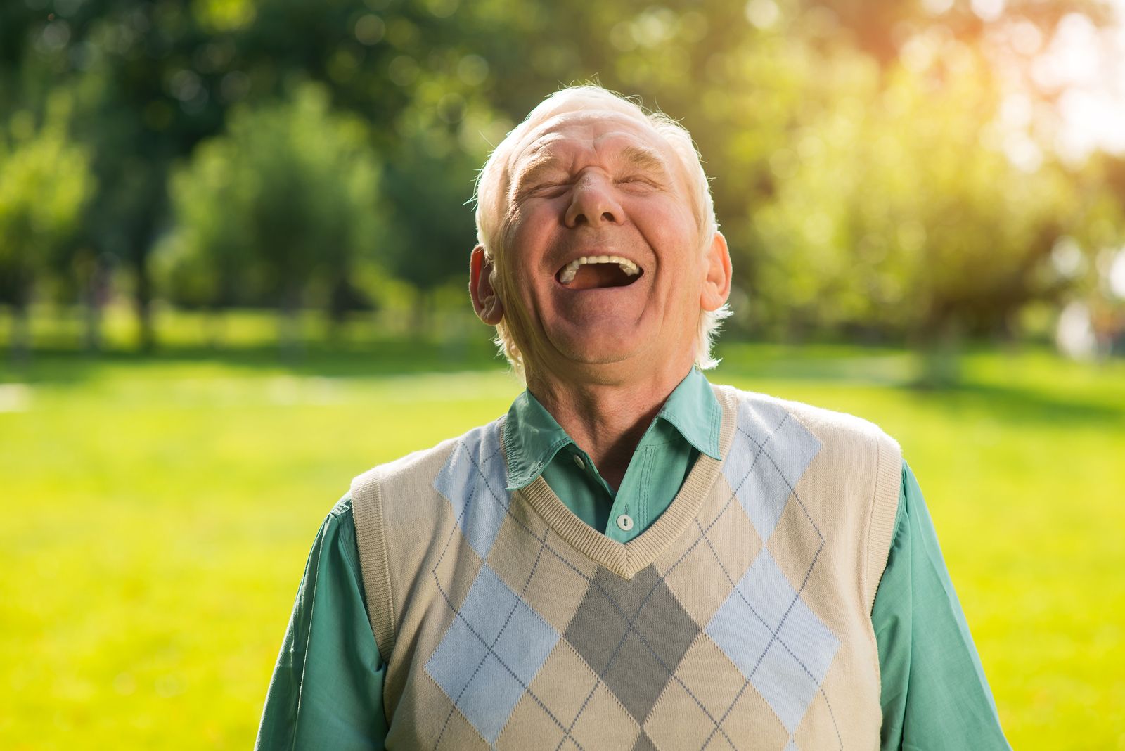 Beneficios de cultivar el sentido del humor para la salud de los mayores
