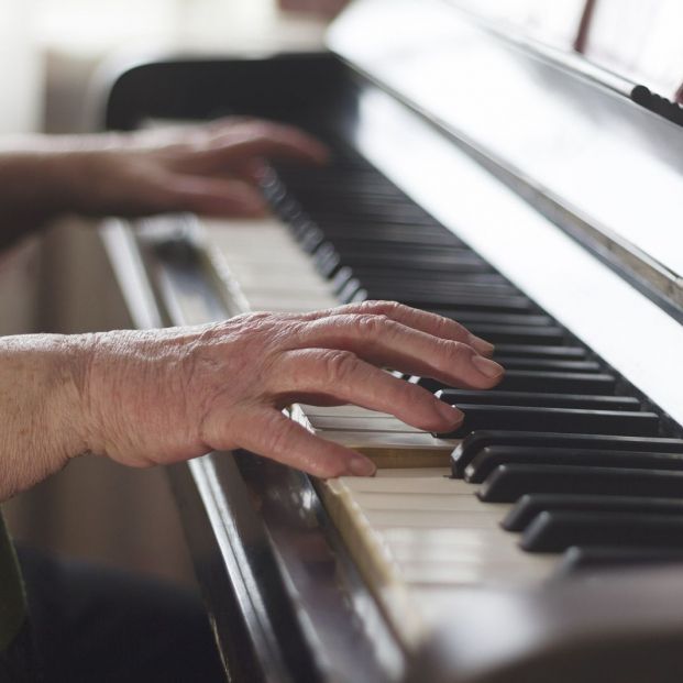 Estos son los beneficios de tocar el piano cuando se tienen más de 60 años