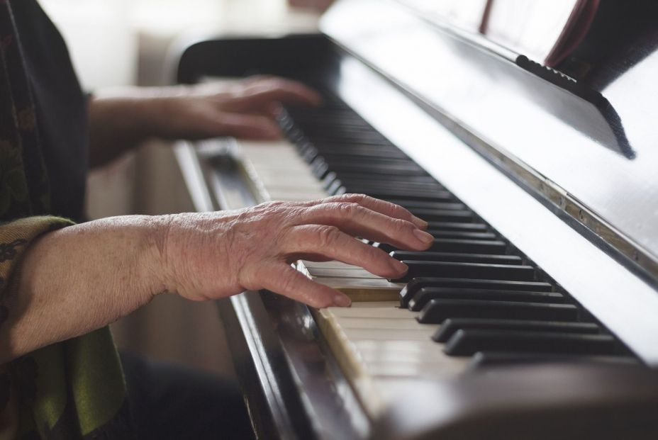 Estos son los beneficios de tocar el piano cuando se tienen más de 60 años