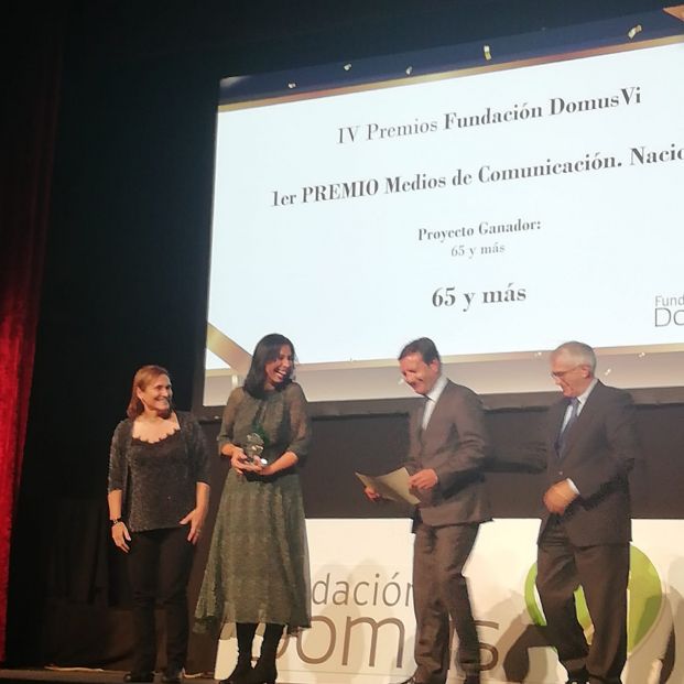 Paco Valle y Ana Bedia recibiendo el Premio DomusVi al Mejor Medio de Comunicación Nacional