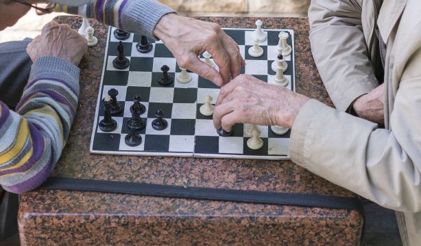 Del ajedrez a la lectura: mantener el cerebro activo podría retrasar el alzhéimer hasta cinco años