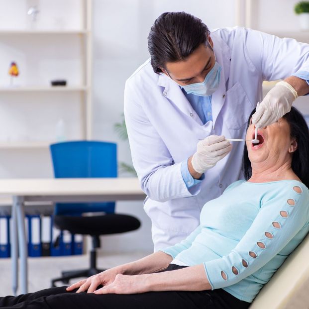 ¿Por qué me puede salir un doloroso flemón? Primeros auxilios antes de acudir al dentista