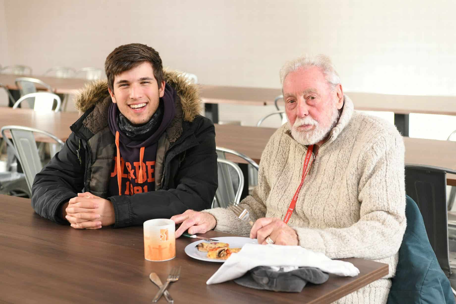 Un colegio invita a un viudo de 86 años a comer todos los días con los alumnos para que no esté solo