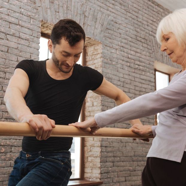 Mujer aprendiendo ballet