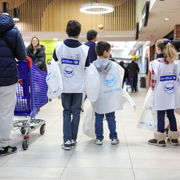 Niños colaborando como voluntarios 